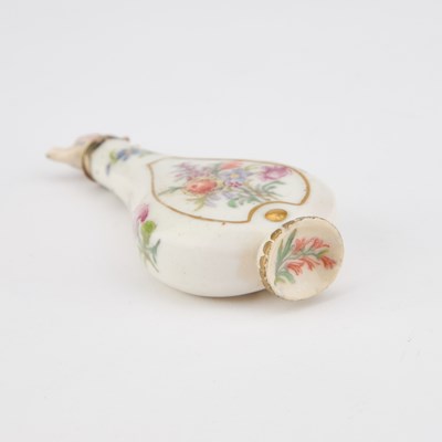 Lot 51 - A 19TH CENTURY PORCELAIN SCENT BOTTLE IN CHELSEA STYLE