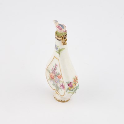 Lot 51 - A 19TH CENTURY PORCELAIN SCENT BOTTLE IN CHELSEA STYLE