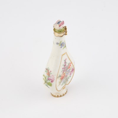 Lot 51 - A 19TH CENTURY PORCELAIN SCENT BOTTLE IN CHELSEA STYLE