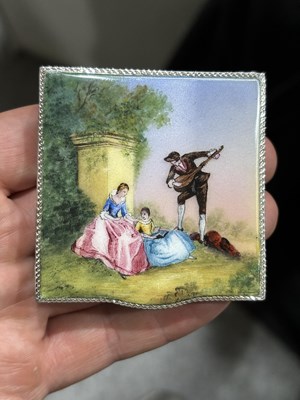 Lot 195 - A GEORGE VI SILVER AND ENAMEL COMPACT