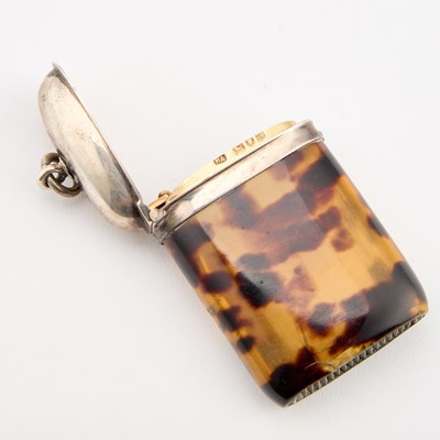 Lot 360 - A VICTORIAN SILVER-MOUNTED TORTOISESHELL VESTA CASE