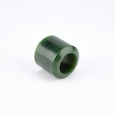 Lot 105 - A CHINESE JADE THUMB RING