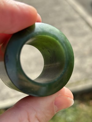 Lot 105 - A CHINESE JADE THUMB RING