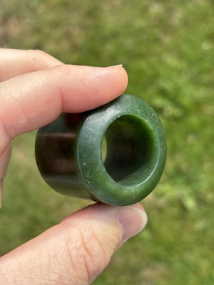 Lot 105 - A CHINESE JADE THUMB RING
