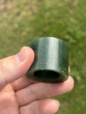 Lot 105 - A CHINESE JADE THUMB RING
