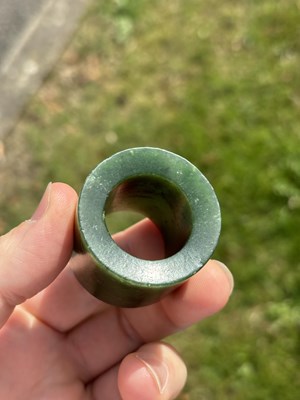 Lot 105 - A CHINESE JADE THUMB RING