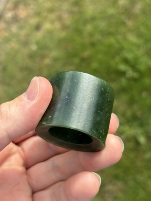 Lot 105 - A CHINESE JADE THUMB RING