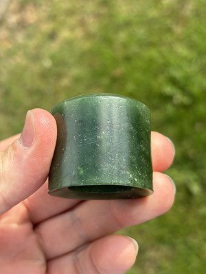 Lot 105 - A CHINESE JADE THUMB RING