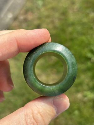 Lot 105 - A CHINESE JADE THUMB RING