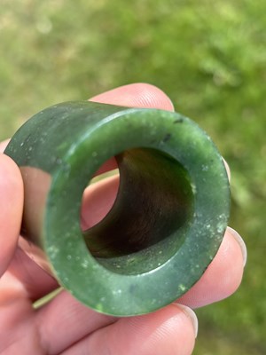 Lot 105 - A CHINESE JADE THUMB RING