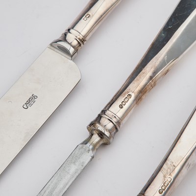 Lot 220 - AN ELIZABETH II SILVER-HANDLED THREE-PIECE RAT-TAIL CARVING SET