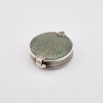 Lot 257 - AN EDWARDIAN SILVER AND SHAGREEN MAGNIFYING GLASS