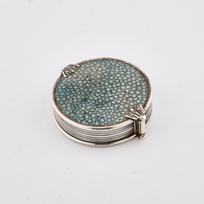 Lot 257 - AN EDWARDIAN SILVER AND SHAGREEN MAGNIFYING GLASS