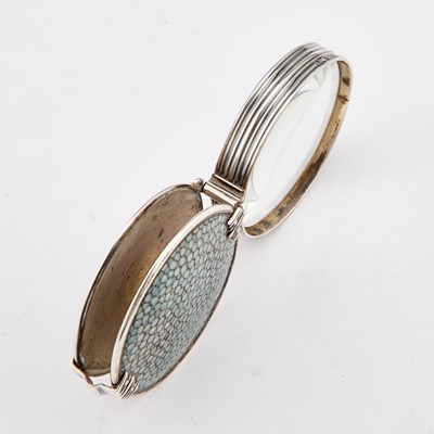 Lot 257 - AN EDWARDIAN SILVER AND SHAGREEN MAGNIFYING GLASS