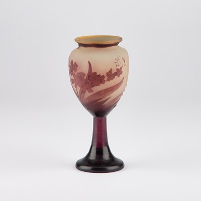 Lot 26 - ÉMILE GALLÉ (FRENCH, 1846-1904), A CAMEO GLASS GOBLET