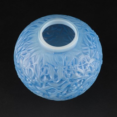 Lot 23 - RENÉ LALIQUE (FRENCH, 1860-1945), 'GUI', A VASE, DESIGNED 1920