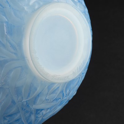 Lot 23 - RENÉ LALIQUE (FRENCH, 1860-1945), 'GUI', A VASE, DESIGNED 1920