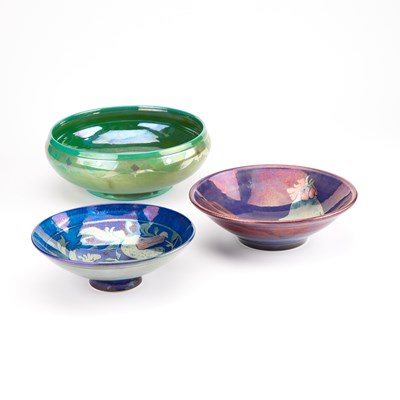 Lot 36 - A GROUP OF THREE LUSTRE BOWLS IN THE MANNER OF PILKINGTON'S ROYAL LANCASTRIAN