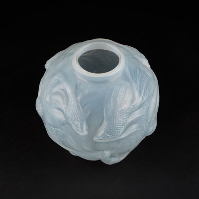 Lot 19 - RENÉ LALIQUE (FRENCH, 1860-1945), 'FORMOSE', A VASE, DESIGNED 1924