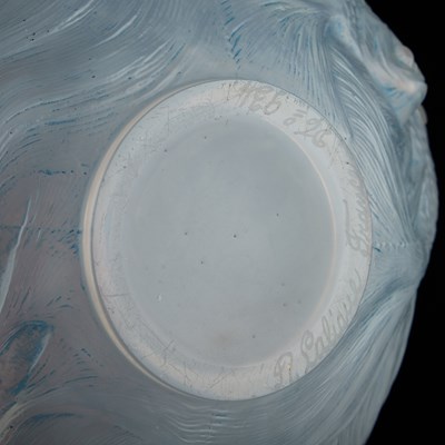 Lot 19 - RENÉ LALIQUE (FRENCH, 1860-1945), 'FORMOSE', A VASE, DESIGNED 1924
