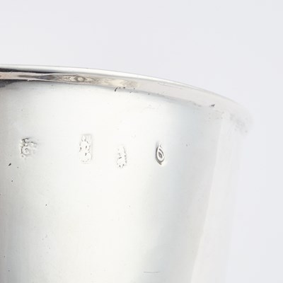 Lot 479 - A WILLIAM III SILVER TWIN-HANDLED PORRINGER AND COVER