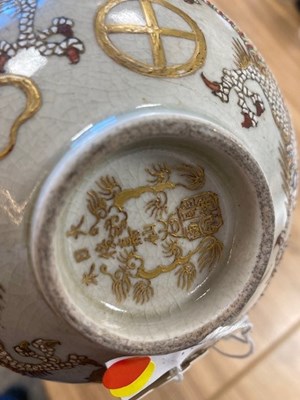 Lot 76 - A JAPANESE SATSUMA EARTHENWARE BOWL