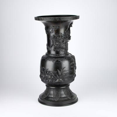 Lot 1000 - A LARGE JAPANESE BRONZE VASE/ STAND, CIRCA 1890