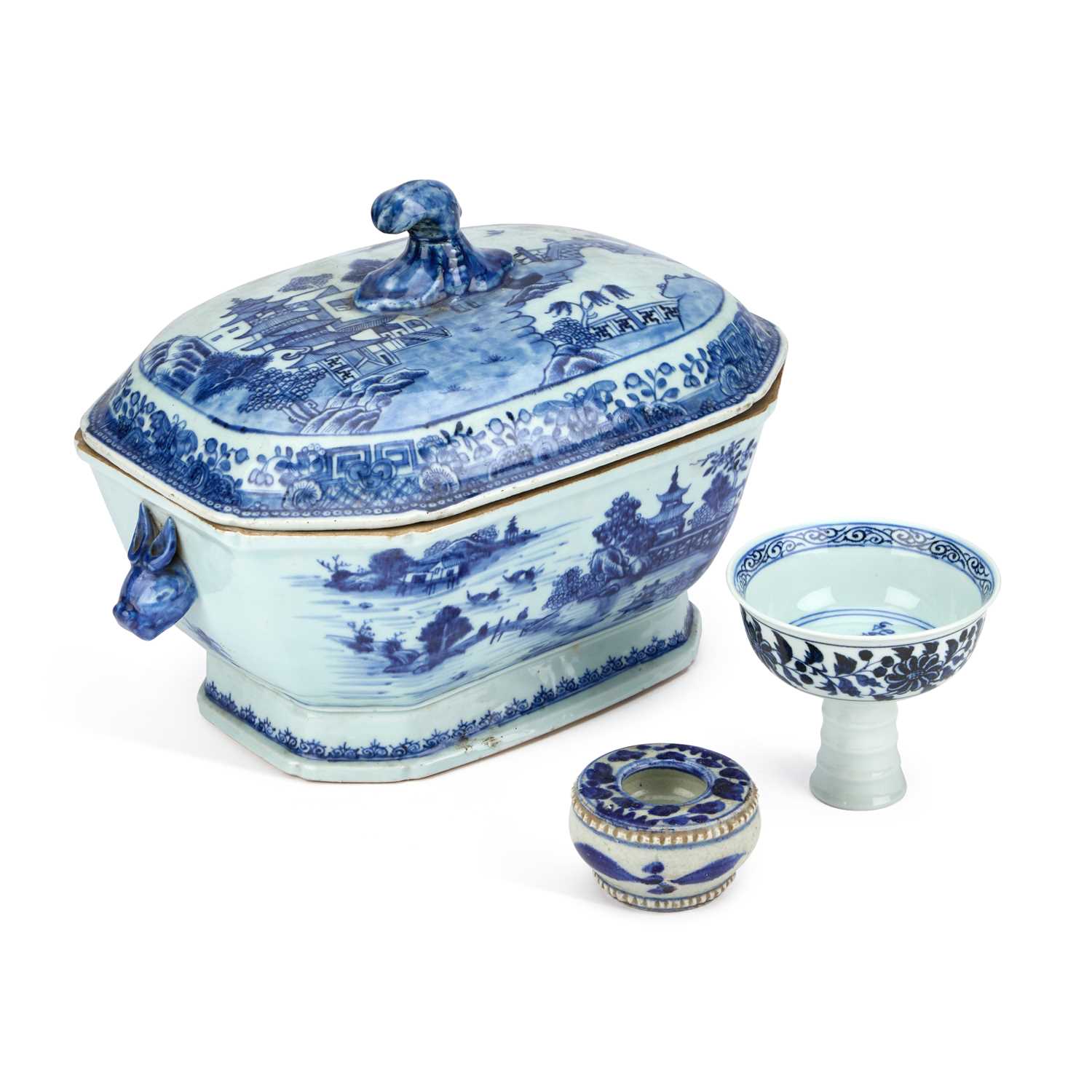 Lot 118 - AN 18TH CENTURY CHINESE BLUE AND WHITE TUREEN AND COVER