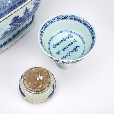 Lot 118 - AN 18TH CENTURY CHINESE BLUE AND WHITE TUREEN AND COVER