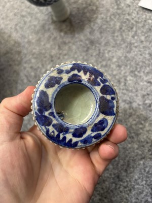 Lot 118 - AN 18TH CENTURY CHINESE BLUE AND WHITE TUREEN AND COVER