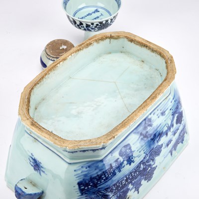 Lot 118 - AN 18TH CENTURY CHINESE BLUE AND WHITE TUREEN AND COVER