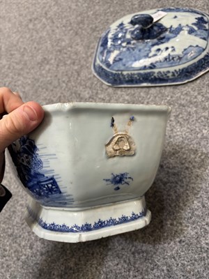 Lot 118 - AN 18TH CENTURY CHINESE BLUE AND WHITE TUREEN AND COVER