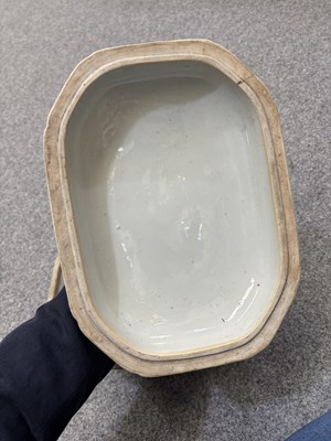 Lot 118 - AN 18TH CENTURY CHINESE BLUE AND WHITE TUREEN AND COVER