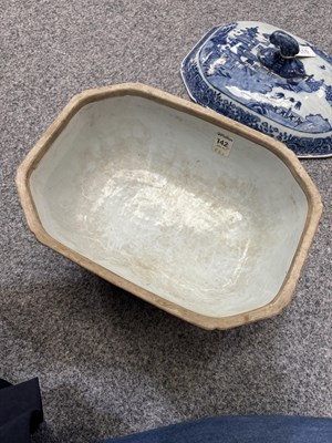 Lot 118 - AN 18TH CENTURY CHINESE BLUE AND WHITE TUREEN AND COVER