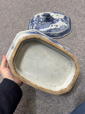 Lot 118 - AN 18TH CENTURY CHINESE BLUE AND WHITE TUREEN AND COVER
