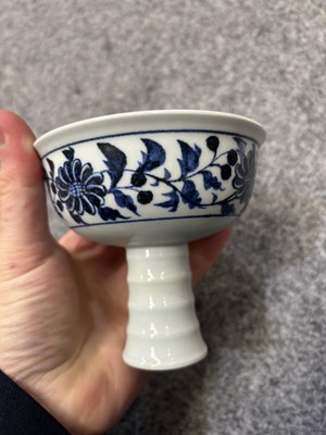 Lot 118 - AN 18TH CENTURY CHINESE BLUE AND WHITE TUREEN AND COVER