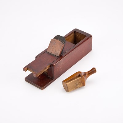 Lot 50 - A 19TH CENTURY NOVELTY TREEN TABLE SNUFF BOX