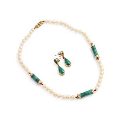 Lot 235 - A 9 CARAT GOLD CULTURED PEARL AND MALACHITE NECKLACE AND A PAIR OF MALACHITE EARRINGS