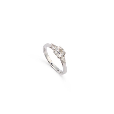 Lot 425 - A PLATINUM DIAMOND THREE STONE RING