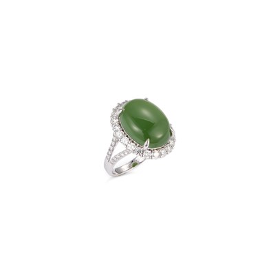 Lot 612 - A NEPHRITE JADE AND DIAMOND CLUSTER RING