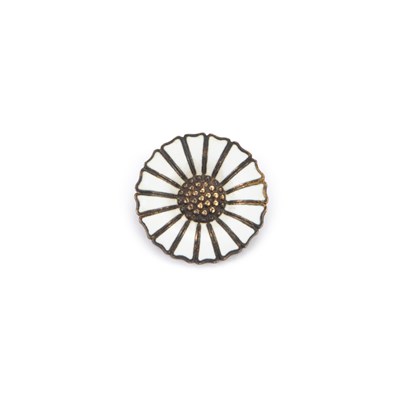 Lot 395 - ANTON MICHELSEN, A DANISH SILVER AND WHITE ENAMEL DAISY BROOCH