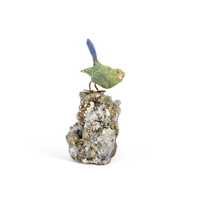 Lot 801 - A 20TH CENTURY CARVED HARDSTONE MODEL OF A BIRD PERCHED ON A ROCK