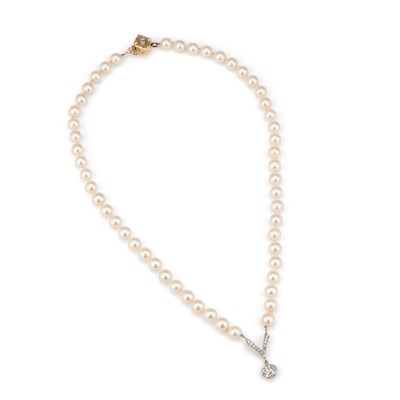 Lot 576 - A CULTURED PEARL AND DIAMOND PENDANT NECKLACE