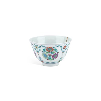 Lot 36 - A CHINESE DOUCAI 'CHRYSANTHEMUM' BOWL
