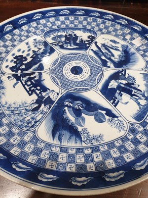 Lot 117 - A LARGE CHINESE BLUE AND WHITE PORCELAIN CHARGER