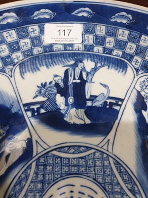Lot 117 - A LARGE CHINESE BLUE AND WHITE PORCELAIN CHARGER