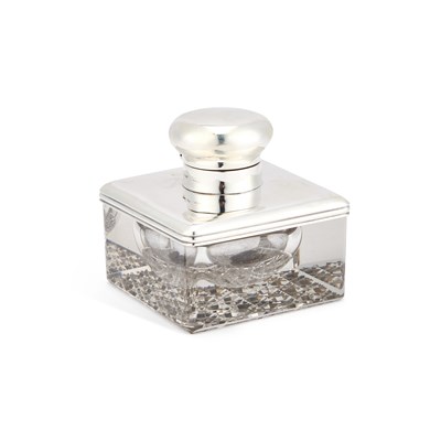 Lot 402 - A GEORGE V SILVER-MOUNTED INKWELL