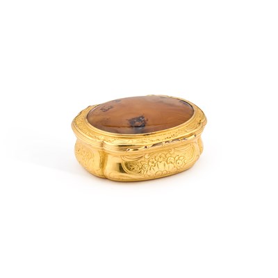 Lot 542 - A 18TH/ 19TH CENTURY YELLOW METAL AND AGATE SNUFF BOX