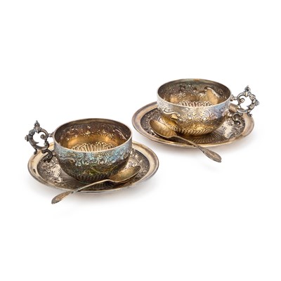 Lot 399 - A PAIR OF EDWARDIAN SIVER-GILT TRIOS