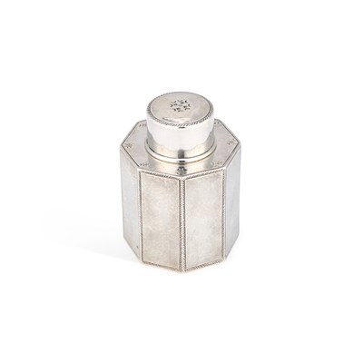 Lot 393 - AN ARTS AND CRAFTS SILVER TEA CADDY